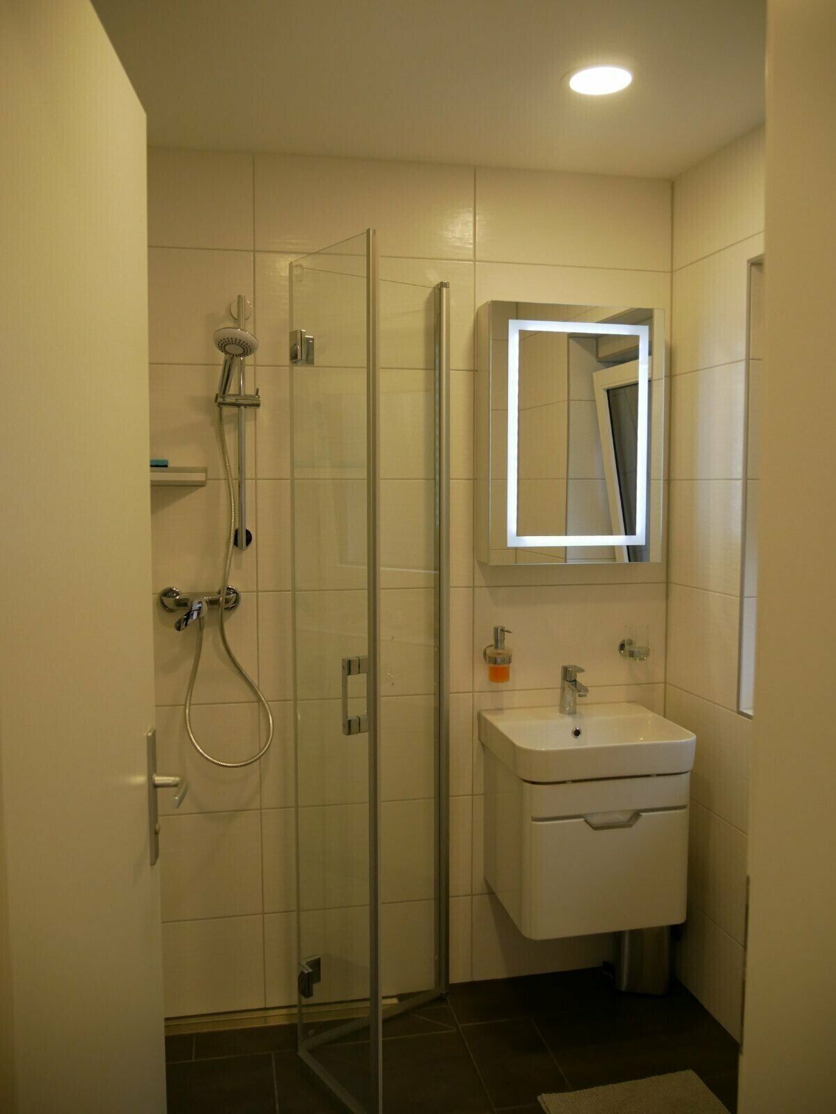 Shower, free toiletries, towels
