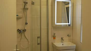 Shower, free toiletries, towels
