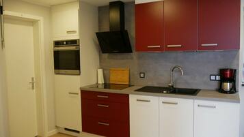 Een koelkast, een oven, een kookplaat, een vaatwasser