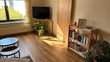 Fernseher, DVD-Player, Tischtennisplatte, Stereoanlage