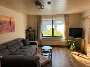 Fernseher, DVD-Player, Tischtennisplatte, Stereoanlage