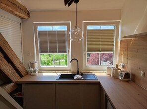 Kjøleskap, ovn, kokeplater og oppvaskmaskin