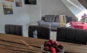 TV, ping pong - Apartment 'Ferienwohnung Auszeit' with Shared Pool, Shared Terrace and Wi-Fi (Klipphausen)