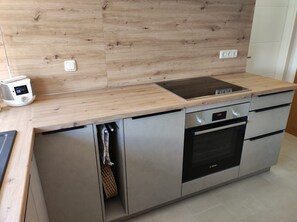 Fridge, oven, stovetop, dishwasher - Apartment 'Ferienwohnung Auszeit' with Shared Pool, Shared Terrace and Wi-Fi (Klipphausen)