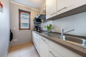 Kühlschrank, Mikrowelle, Herdplatte, Geschirrspüler
