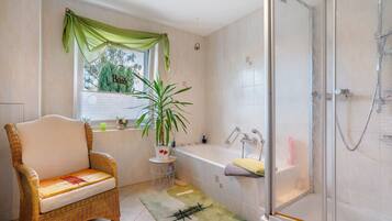 Dusche, kostenlose Toilettenartikel, Haartrockner, Handtücher