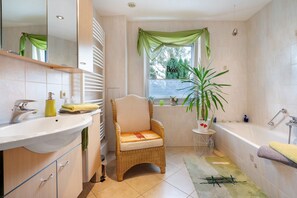 Regadera, amenidades de baño gratuitas, secadora de cabello, toallas 