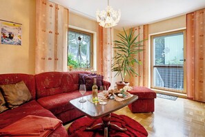 TV - Apartment 'Ferienwohnung Demmler Stegel' with Private Terrace, Private Garden and Wi-Fi (Pirna-Mockethal)