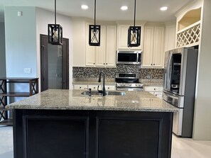 Mikrowelle, Ofen, Herdplatte, Wasserkocher mit Kaffee-/Teezubehör