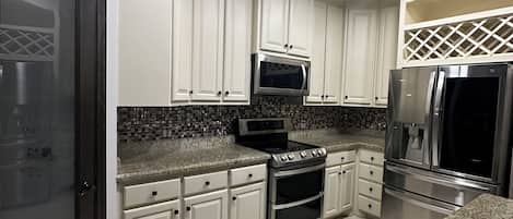 Microondas, horno, placa de cocina y cafetera o tetera