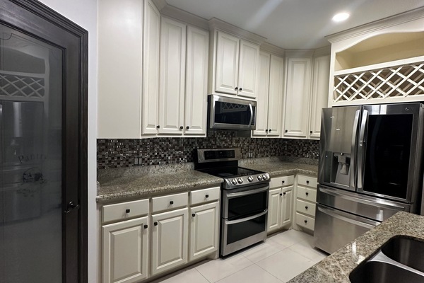 Microones, forn, placa de cuina i cafetera i tetera