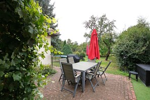 Outdoor dining - Holiday Home 'Ferienhaus Sonnenhof' with Private Terrace, Private Garden and Wi-Fi (Oberuckersee)