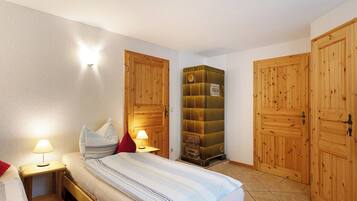 3 bedrooms, iron/ironing board, free WiFi, bed sheets