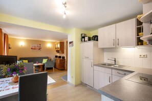 Interior - Holiday Home 'Ferienhaus Sonnenhof' with Private Terrace, Private Garden and Wi-Fi (Oberuckersee)