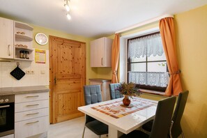 Dining - Holiday Home 'Ferienhaus Sonnenhof' with Private Terrace, Private Garden and Wi-Fi (Oberuckersee)