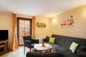 TV, fireplace, video games, DVD player - Holiday Home 'Ferienhaus Sonnenhof' with Private Terrace, Private Garden and Wi-Fi (Oberuckersee)