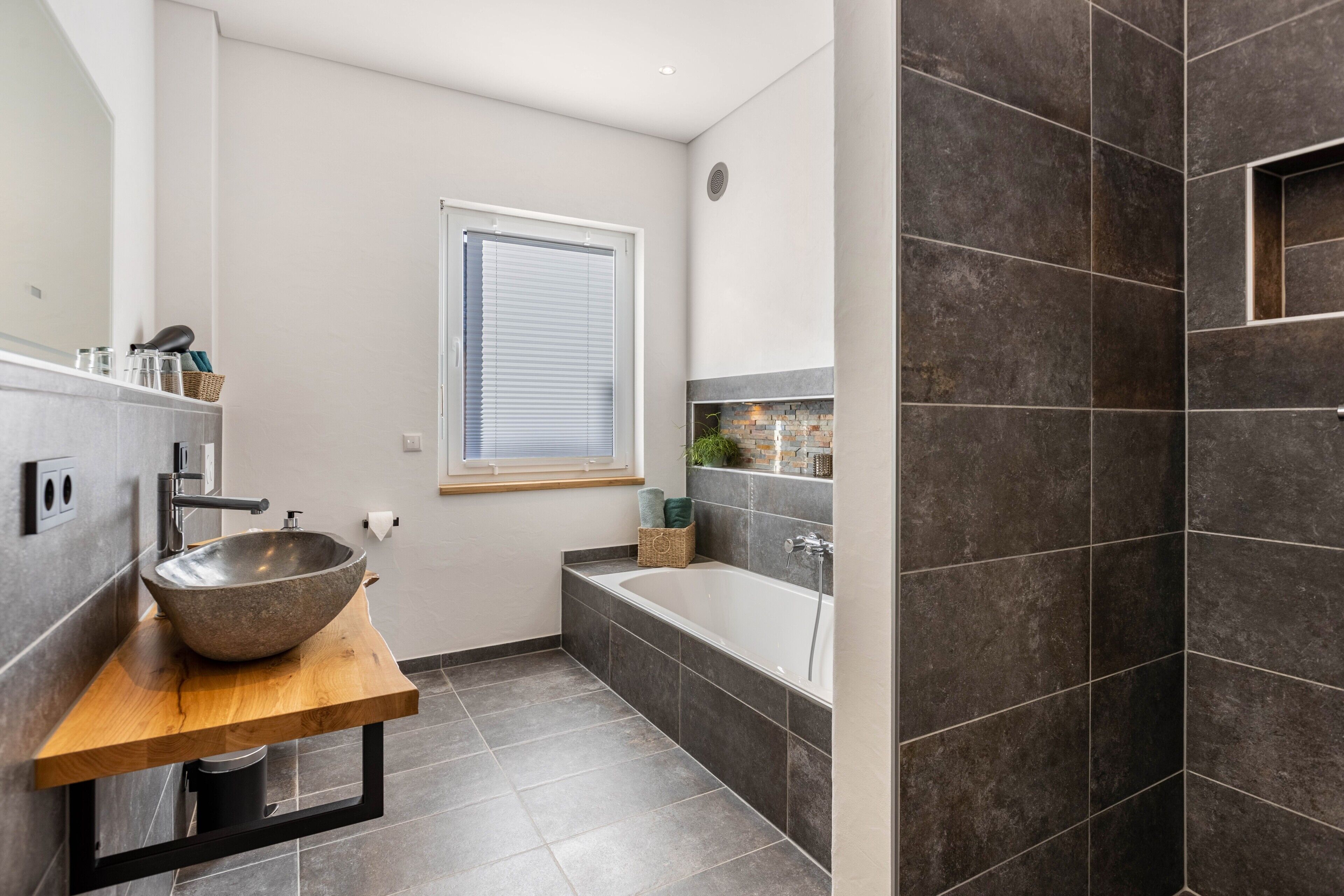 Dusche, kostenlose Toilettenartikel, Haartrockner, Handtücher