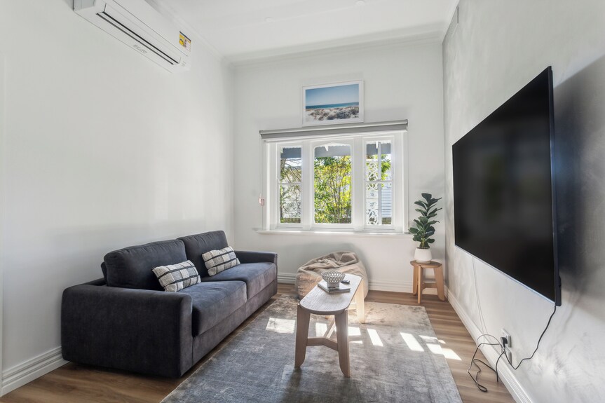 A Modern Coastal Stay In Dromana - Red Hill