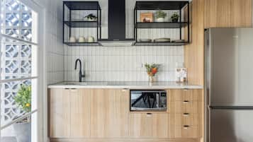 Réfrigérateur, micro-ondes, plaque de cuisson, cafetière/bouilloire