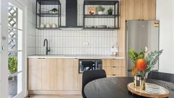 Réfrigérateur, micro-ondes, plaque de cuisson, cafetière/bouilloire