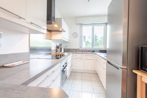 Kylskåp, mikrovågsugn, ugn och diskmaskin