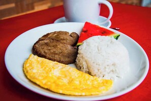 Dagelijks ontbijt met lokale gerechten (PHP 150 per persoon)