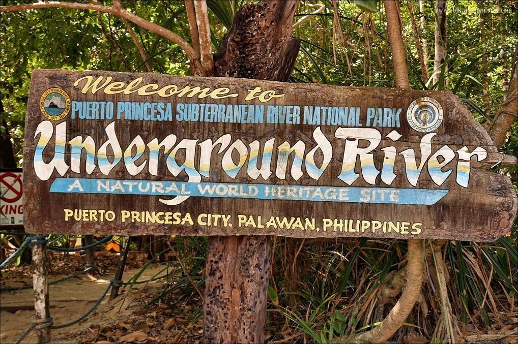 Ein Holzschild empfängt Besucher des Nationalparks Unterirdischer Fluss Puerto Princesa, einer Natur-Weltkulturerbestätte in Puerto Princesa City, Palawan, Philippinen.