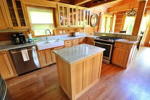 Kylskåp, mikrovågsugn, ugn och spishäll