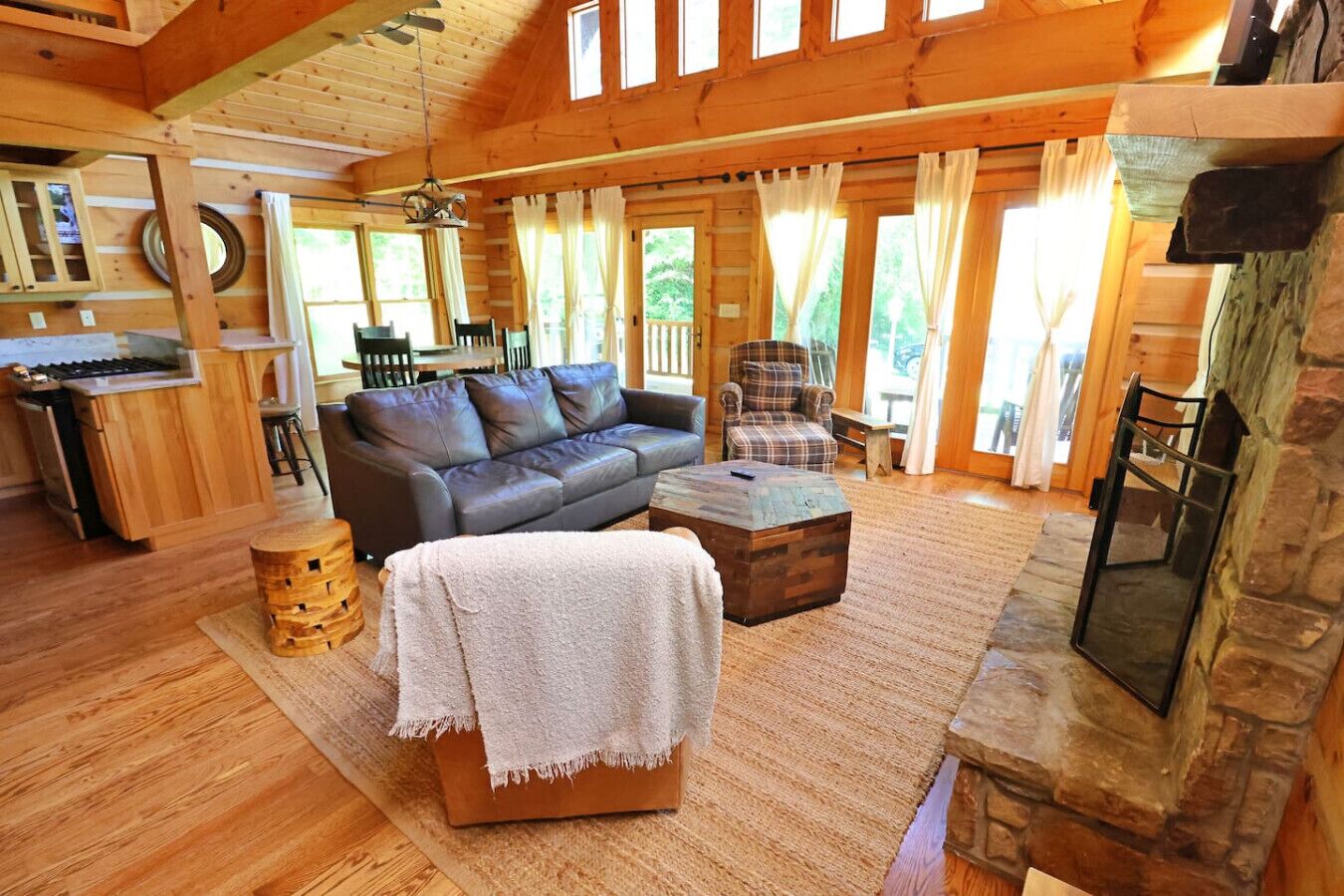 Smart-tv och eldstad