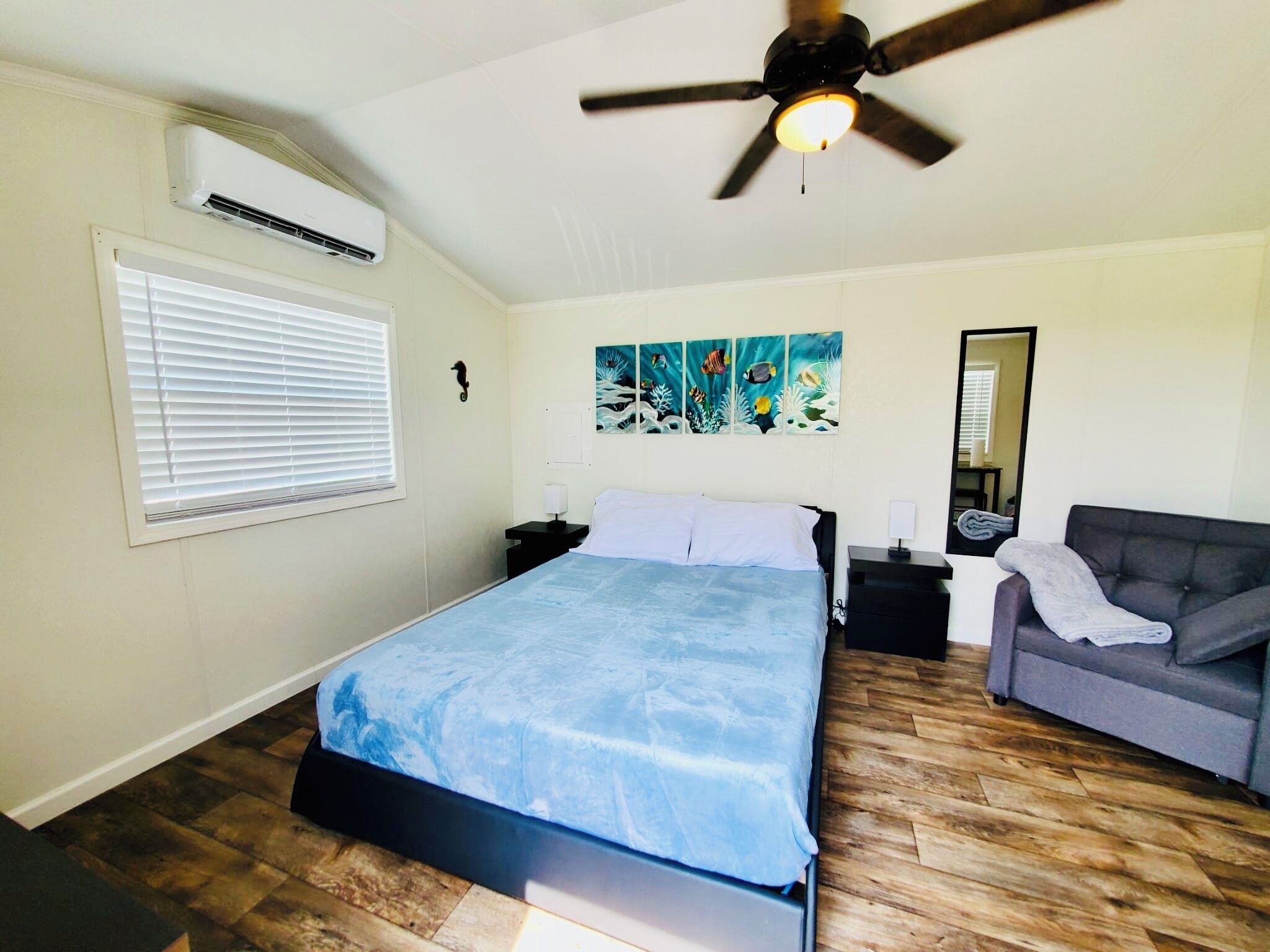 5 min to the beach, tiny house with kitchenette- perfect for two 826-1