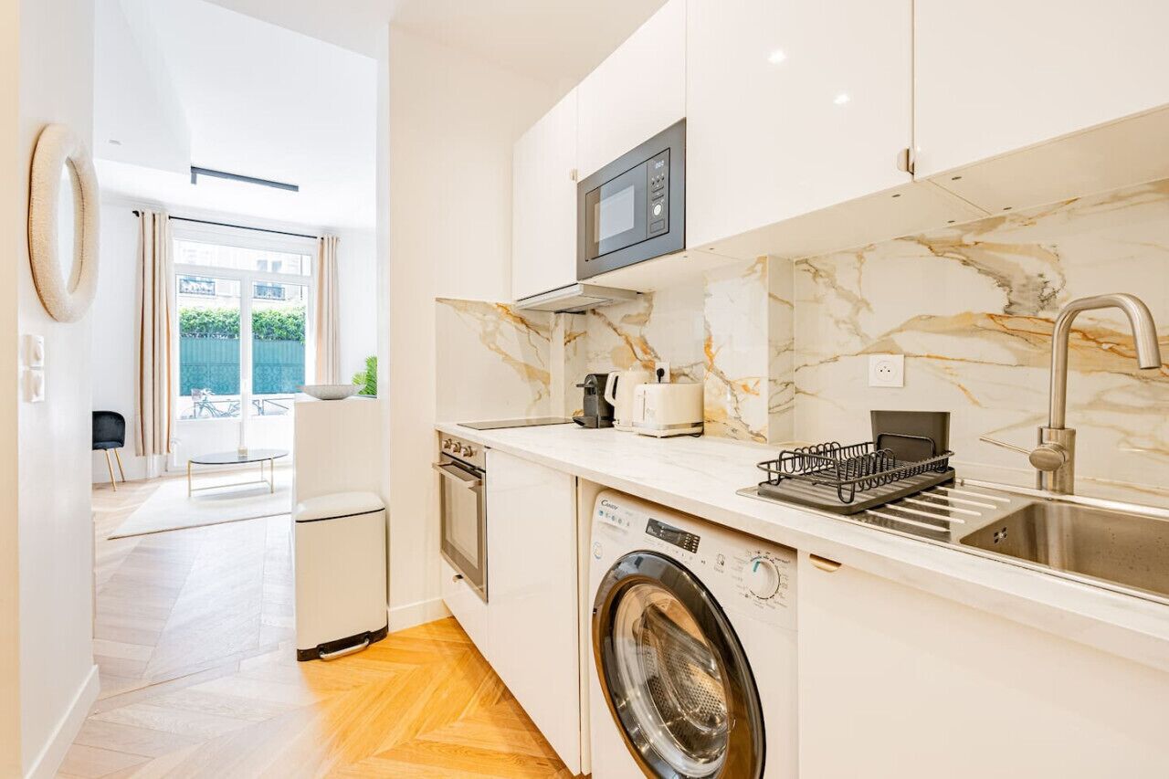 Mikrowelle, Ofen, Wasserkocher mit Kaffee-/Teezubehör, Toaster