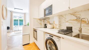 Een microgolfoven, een oven, een koffiezetapparaat/waterkoker