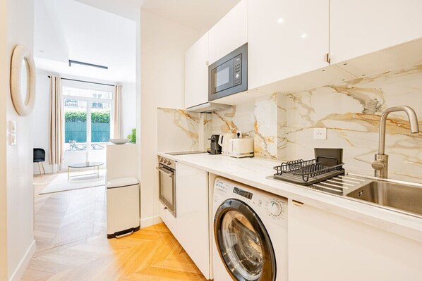 Microondas, horno, cafetera/tetera, tostadora