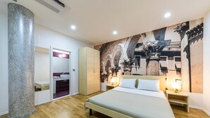 Une chambre à coucher moderne avec un grand lit, une armoire, un miroir et une fresque murale.
