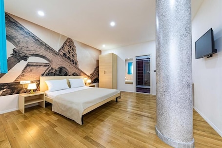 Classic Double Room Part 1 | Roupas de cama antialérgicas, edredons de pluma, cofres nos quartos. SPLIT CITY ROOMS