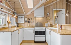 Fridge, stovetop, coffee/tea maker - Cozy home in Rødvig Stevns with WiFi (Rødvig Stevns)