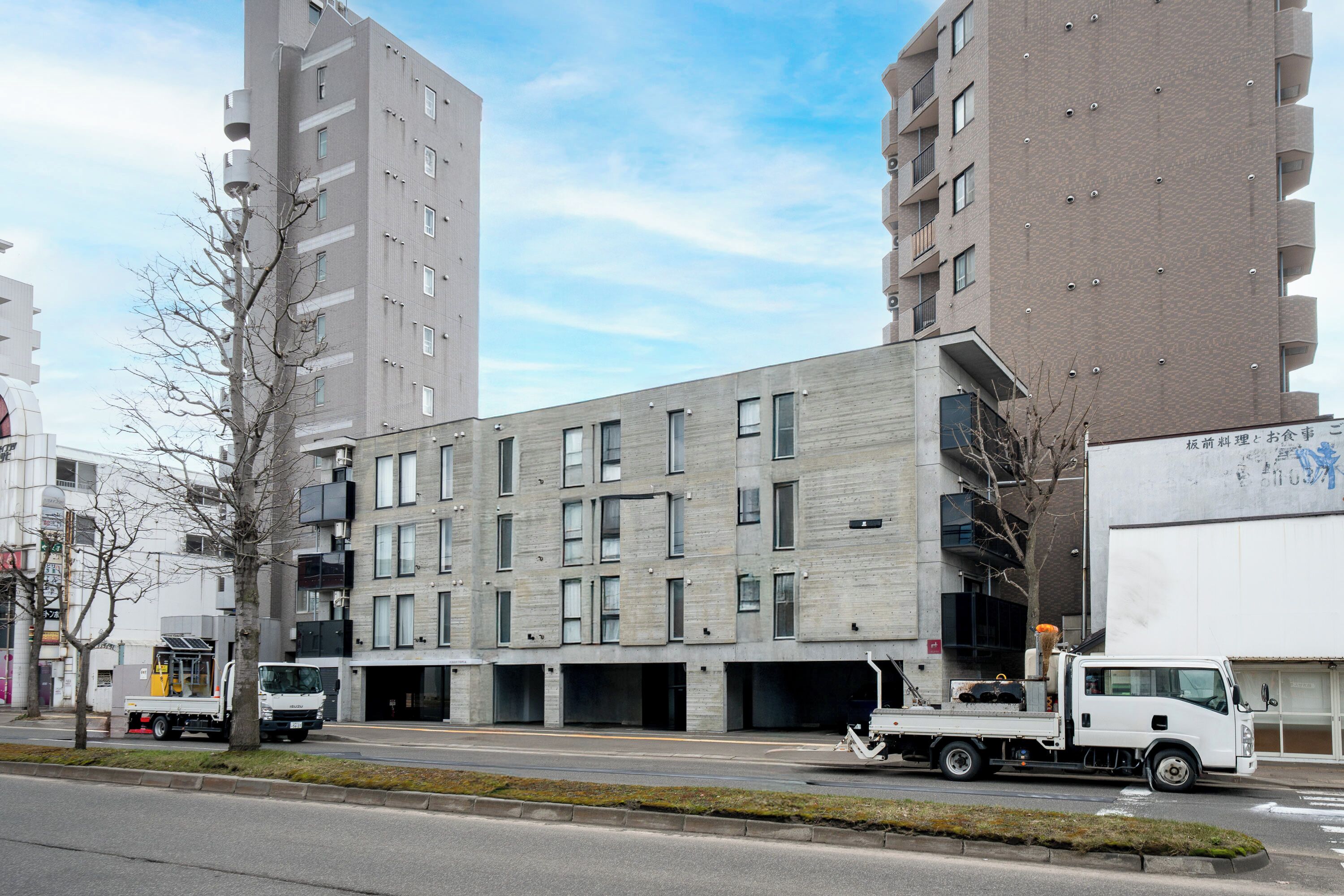 Ein mehrstöckiges Gebäude mit moderner Architektur, gekennzeichnet durch eine glatte Fassade und zahlreiche Fenster.