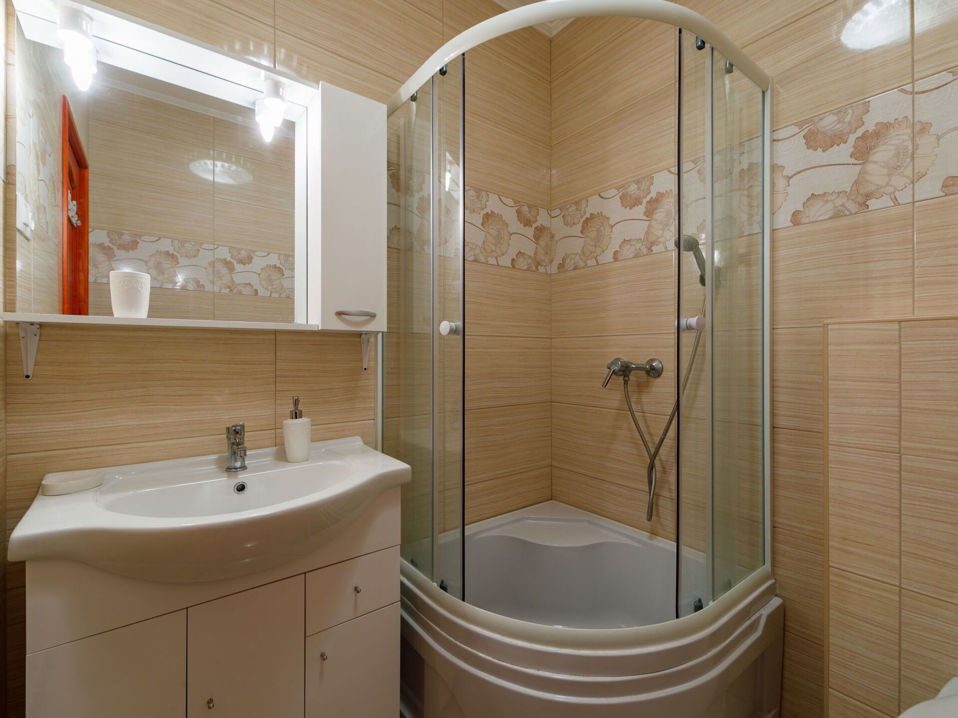 Plumbing Fixture, Mirror, Shower Head, Tap, Sink, Property, Bathroom Sink, Shower Door, Bathroom