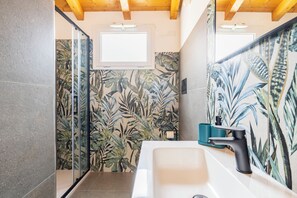 Shower, hair dryer, bidet, towels