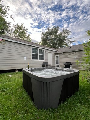 Terrace/patio - 5BR 3BA Home with Hot Tub Near Stadiums & Airport (Houston)