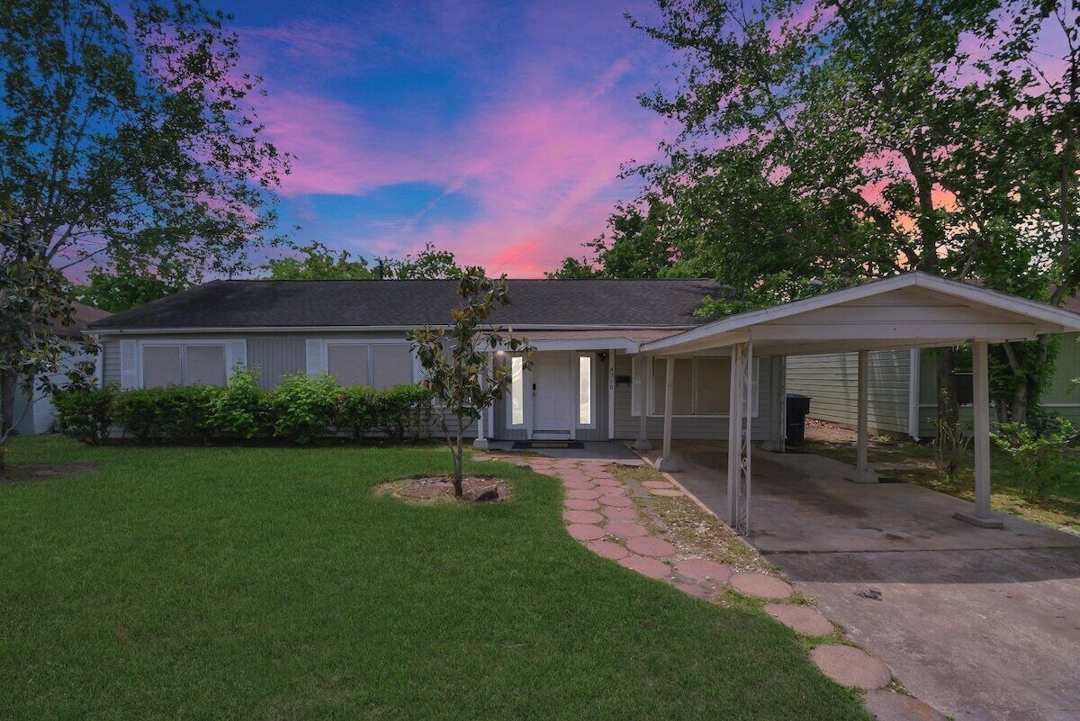 Photo 3 of 5BR 3BA Home with Hot Tub Near Stadiums & Airport
