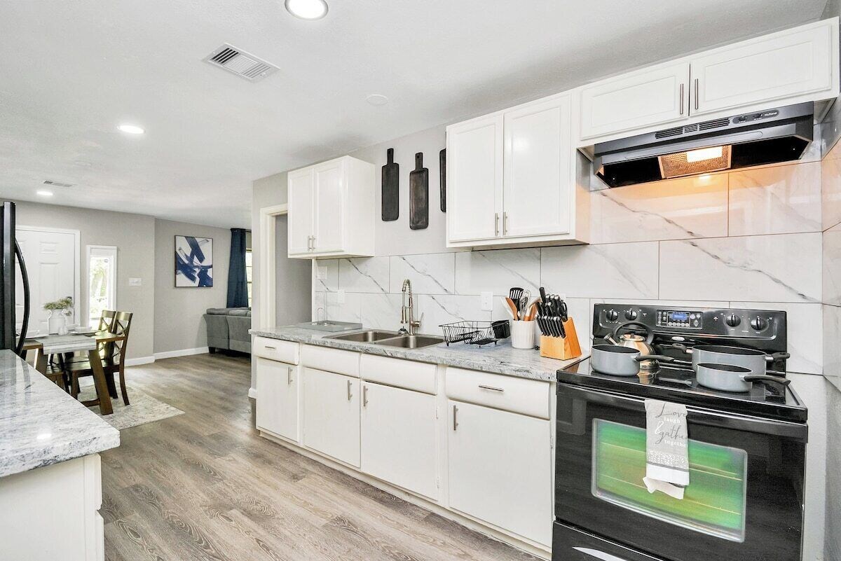 Photo 5 of 5BR 3BA Home with Hot Tub Near Stadiums & Airport
