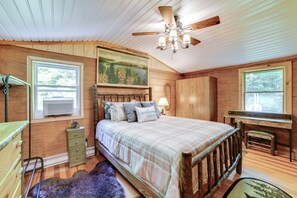 1 bedroom, desk, iron/ironing board, WiFi