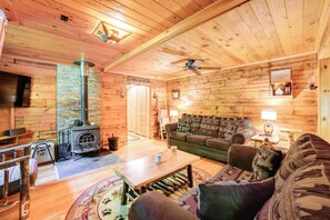 TV, fireplace, DVD player, books - ‘Cardinal Pines’ Cabin on 8 Acres - Dog Friendly! (New Berlin)