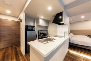 Basic Apartment | Private kitchen | Electric kettle, toaster