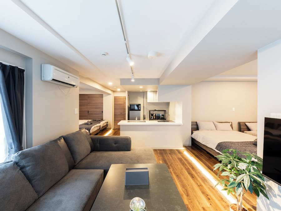 Apartamento básico | Área de estar | TV de tela plana