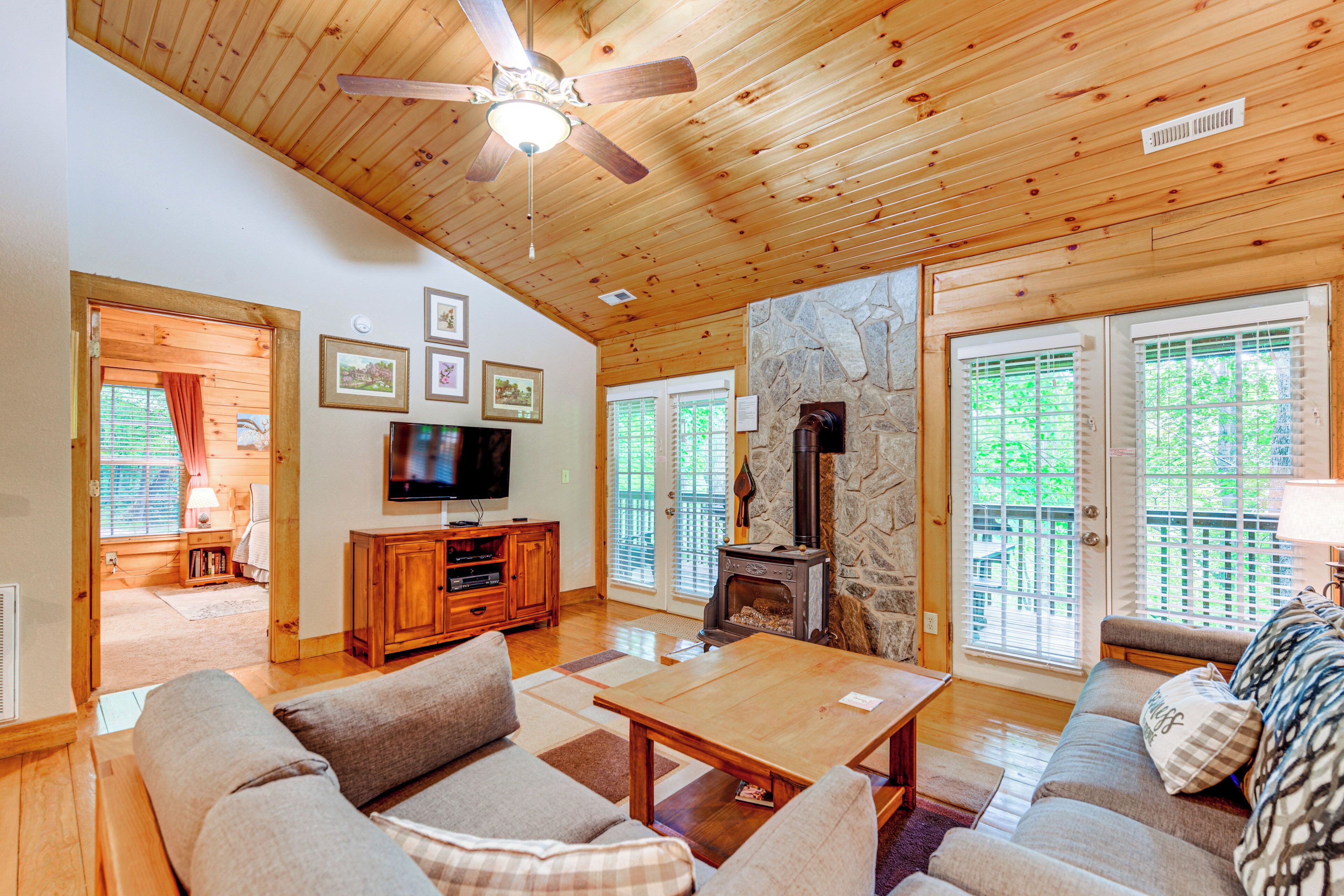 Serene Maggie Valley Retreat W/ Deck & Hot Tub! - Maggie Valley, NC