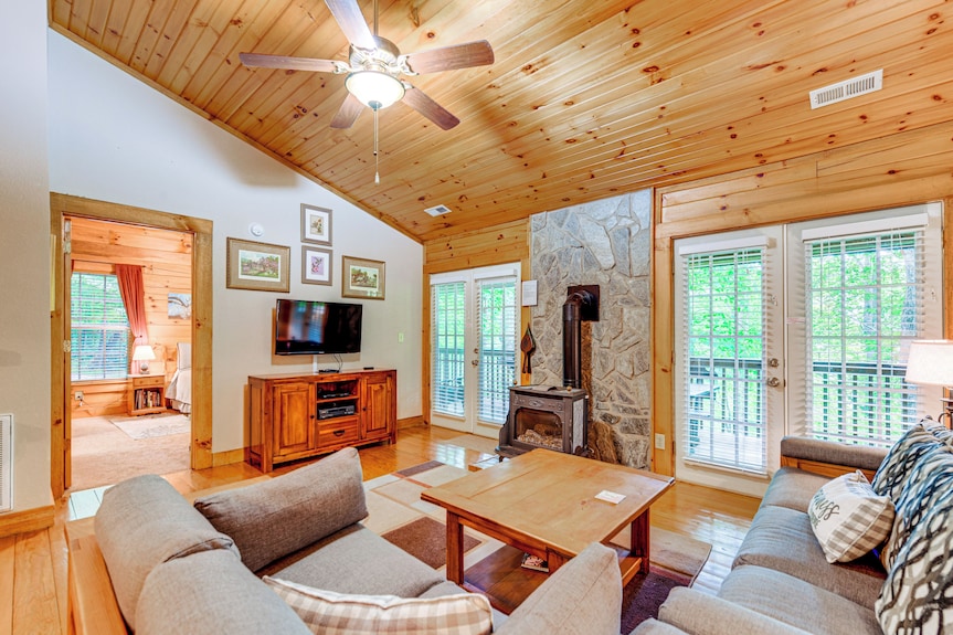 Serene Maggie Valley Retreat W/ Deck & Hot Tub! - Maggie Valley, NC