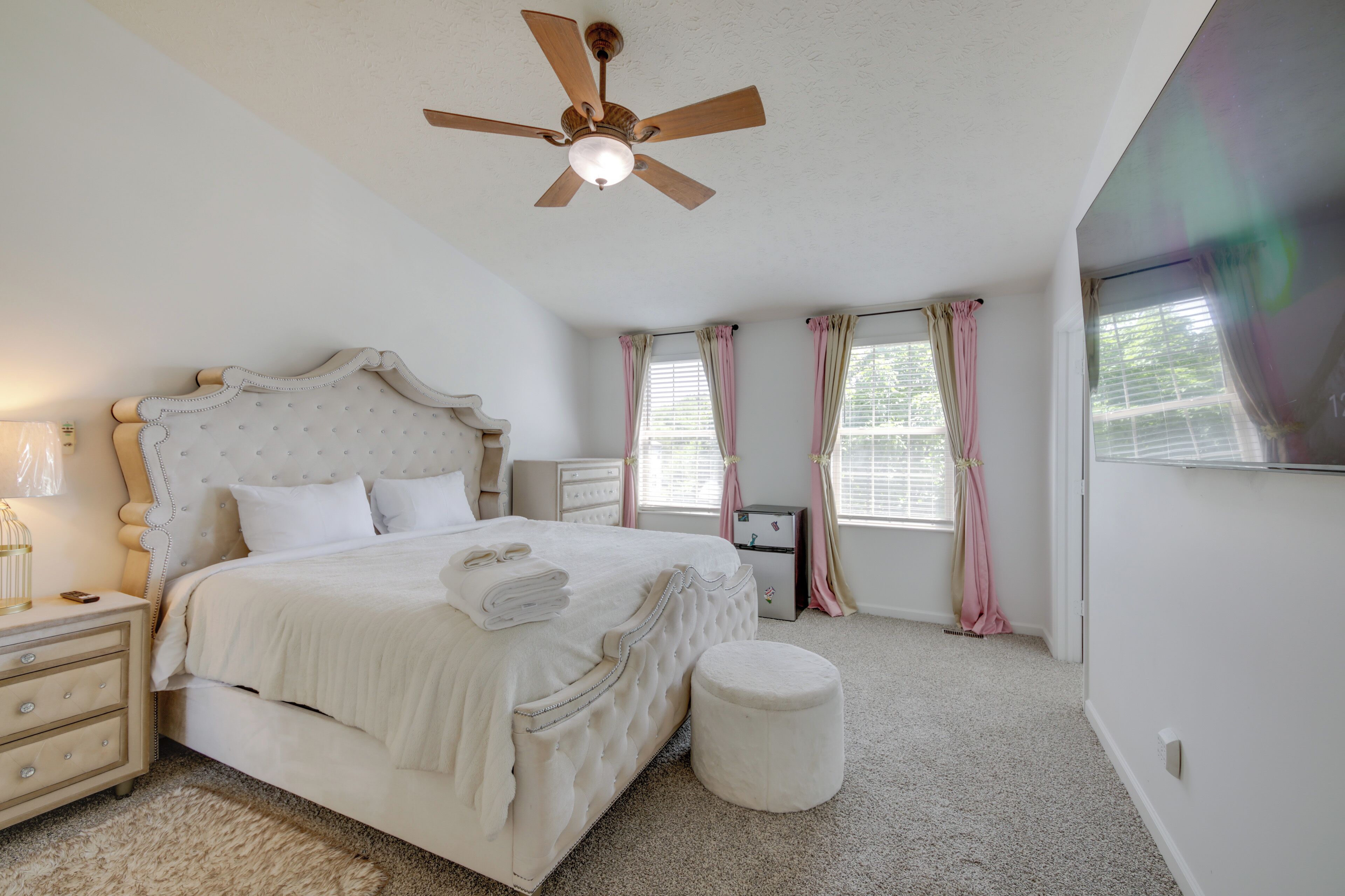 6 bedrooms, iron/ironing board, WiFi, bed sheets