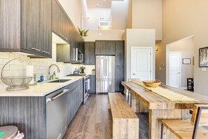 KylskÄp, mikrovÄgsugn, spishÀll och diskmaskin